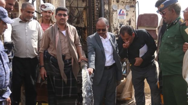 شبوة: برعاية المحافظ بن الوزير تدشين الضخ التجريبي لمشروع مياه نصاب بتمويل جمعية العون المباشر