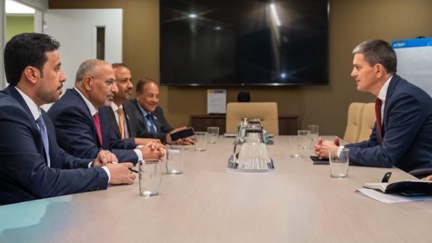 الرئيس الزُبيدي يلتقي رئيس لجنة الإنقاذ الدولية