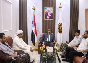 فريق التوجيه والرقابة الرئاسي يناقش مع الشيخ بريك صمودة أوضاع المناطق الشمالية الغربية بمحافظة المهرة