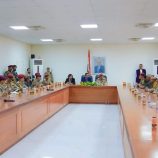 شبوة: وزير الدفاع والمحافظ عوض بن الوزير يترأسان اجتماعاً استثنائياً للجنة الأمنية بالمحافظة