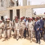 وزير الدفاع يتفقد سير الأعمال في كلية الطب بجامعة شبوة ويشيد بالنهضة التنموية التي تشهدها المحافظة