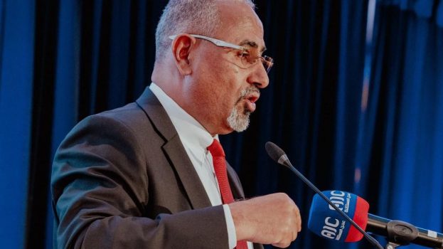 مجلس القيادة الرئاسي.. بين تعطيل العليمي وإصلاحات الزبيدي