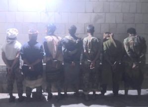 أمن أبين يضبط قائداً أمنياً وعدداً من أفراده بعد تورطهم في ابتزاز سائق مصري