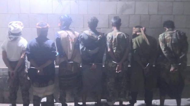 أمن أبين يضبط قائداً أمنياً وعدداً من أفراده بعد تورطهم في ابتزاز سائق مصري