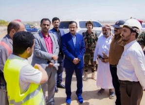 المحافظ بن الوزير يدشّن مشروع توسعة المدخل الغربي لمدينة عتق ويتفقد أعمال الإنارة الجارية فيه