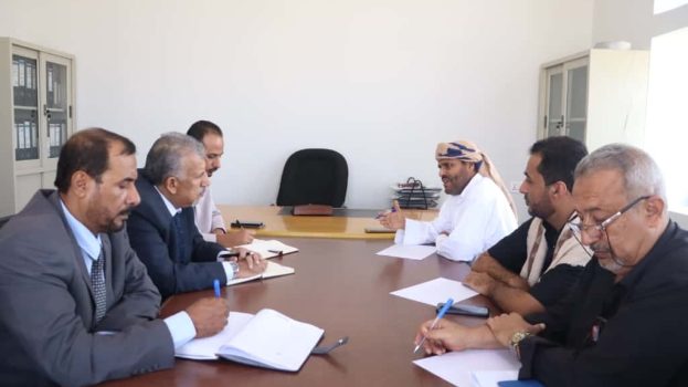 فريق التوجيه والرقابة الرئاسي يلتقي مدير فرع المؤسسة العامة للمياه والصرف الصحي بمحافظة المهرة