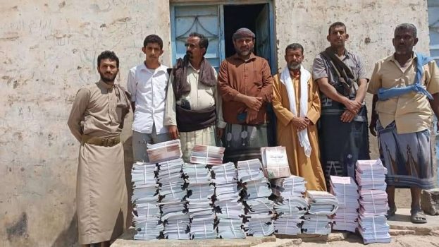 انتقالي الصعيد يقدم كمية من الكتب المدرسية لمكتب التربية والتعليم بالمديرية