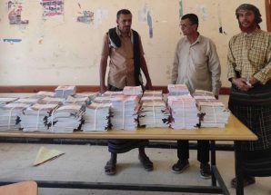 انتقالي الروضة يقدم كمية من الكتب المدرسية لإدارة التربية والتعليم بالمديرية
