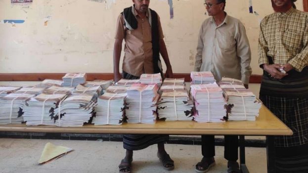 انتقالي الروضة يقدم كمية من الكتب المدرسية لإدارة التربية والتعليم بالمديرية