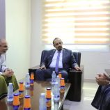 محافظ حضرموت يبحث مع رئيس الغرفة التجارية الأوضاع التموينية وسبل تعزيز الاستثمار للدفع بعجلة التنمية