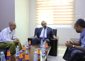 محافظ حضرموت يبحث مع رئيس الغرفة التجارية الأوضاع التموينية وسبل تعزيز الاستثمار للدفع بعجلة التنمية