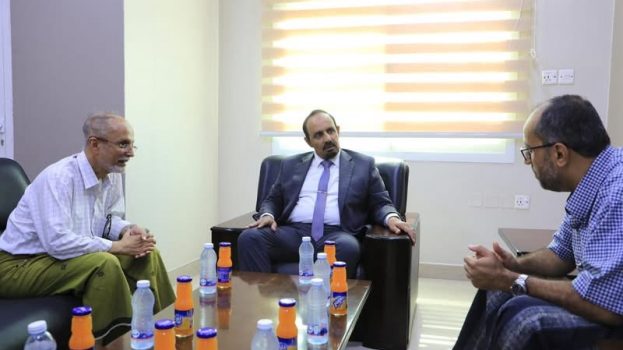 محافظ حضرموت يبحث مع رئيس الغرفة التجارية الأوضاع التموينية وسبل تعزيز الاستثمار للدفع بعجلة التنمية