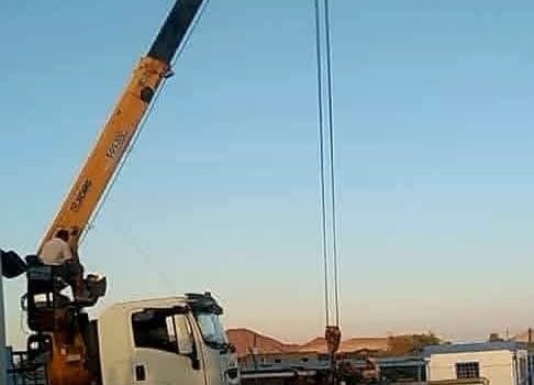 شبوة: مؤسسة مياه عتق تعيد تشغيل إحدى الآبار المتوقفة في حقل العوشة بدعم ومتابعة المحافظ بن الوزير