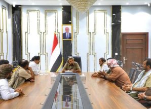 محافظ حضرموت يبحث مع قيادات عدد من الجمعيات السمكية بالريدة وقصيعر سُبل تنظيم عملية الاصطياد والحفاظ على الثروة السمكية