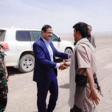 المحافظ بن الوزير خلال جولة ميدانية يوجه باعتماد مشروع مدرسة وخزان مياه لمنطقة لَجَب بمديرية عتق