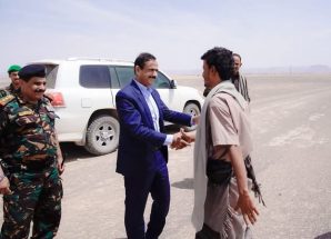 المحافظ بن الوزير خلال جولة ميدانية يوجه باعتماد مشروع مدرسة وخزان مياه لمنطقة لَجَب بمديرية عتق