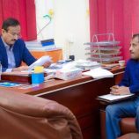 المحافظ بن الوزير يناقش مع مدير عام مياه الريف مشاريع المياه وتعزيز الأمن المائي في شبوة