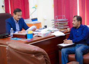 المحافظ بن الوزير يناقش مع مدير عام مياه الريف مشاريع المياه وتعزيز الأمن المائي في شبوة