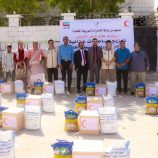 استمراراً للدعم الإنساني الإماراتي.. توزيع مساعدات غذائية لمرضى مركز الأورام بشبوة