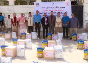 استمراراً للدعم الإنساني الإماراتي.. توزيع مساعدات غذائية لمرضى مركز الأورام بشبوة