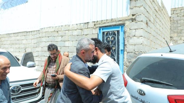 رئيس هيئة الإعلام والثقافة يقدم واجب العزاء والمواساة لأسرة المناضل كمال الجبني