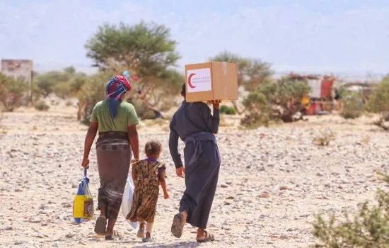 هلال الإمارات يوزع 36 طناً من المساعدات في شبوة 