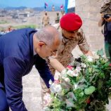 الرئيس الزُبيدي يضع إكليلا من الزهور على نصب الشهيد لبوزة ويزور منصة الشهداء في ردفان