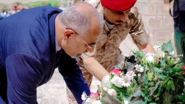 الرئيس الزُبيدي يضع إكليلا من الزهور على نصب الشهيد لبوزة ويزور منصة الشهداء في ردفان