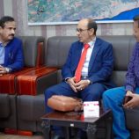 المحافظ بن الوزير يبحث مع قيادة الهيئة العامة للتأمينات والمعاشات سبل تطوير أداء فرع الهيئة بالمحافظة