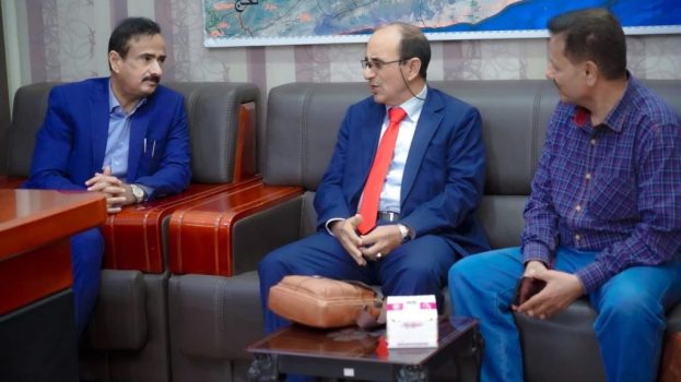 المحافظ بن الوزير يبحث مع قيادة الهيئة العامة للتأمينات والمعاشات سبل تطوير أداء فرع الهيئة بالمحافظة