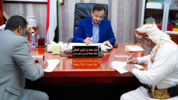 المحافظ بن الوزير يصادق على عقد تنفيذ مشروع توسعة المدخل الغربي لمدينة عتق ضمن خطة تطوير البنية التحتية