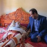 المحافظ بن الوزير يطمئن على صحة الشاعر صالح الحداد ويشيد بإرثه الثقافي والوطني