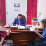 المحافظ بن الوزير يصادق على عقد توريد أدوية للمركز الوطني للأورام ويشيد بكفاءة كوادره الطبية المحافظ بن الوزير يصادق على عقد توريد أدوية للمركز الوطني للأورام ويشيد بكفاءة كوادره الطبية