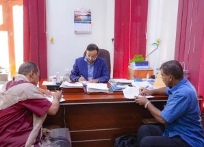 المحافظ بن الوزير يصادق على عقد توريد أدوية للمركز الوطني للأورام ويشيد بكفاءة كوادره الطبية