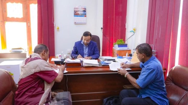 المحافظ بن الوزير يصادق على عقد توريد أدوية للمركز الوطني للأورام ويشيد بكفاءة كوادره الطبية