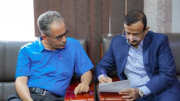 المحافظ بن الوزير يوجّه السلطة المحلية بمديرية عتق بإعلان مناقصة مشروع مدرسة لَجَب