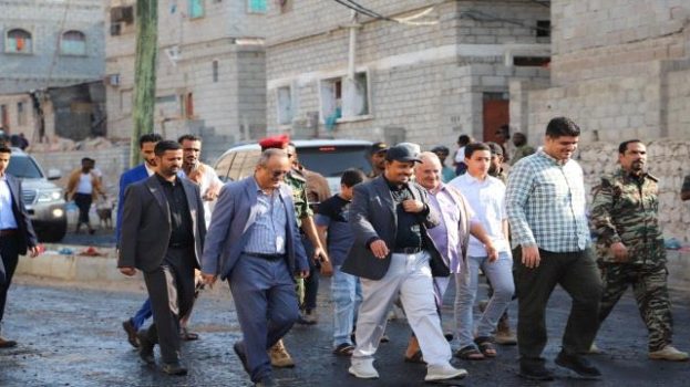محافظ حضرموت يتفقد مشاريع تحسين المظهر العام لشوارع وأحياء المكلا