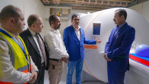 المحافظ بن الوزير يدشن التجهيزات الحديثة في وحدتي الرنين والمقطعية، ويوجه بدراسة وحدة القسطرة القلبية والعلاجية