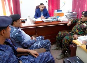 المحافظ بن الوزير يكرّم جندي شرطة الدوريات وأمن الطرق بشرطة شبوة تقديرًا لأمانته ونزاهته