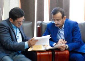المحافظ بن الوزير يطّلع على نشاط صندوق صيانة الطرق ويؤكد أن مشاريع الطرق تمثل أولوية للسلطة المحلية