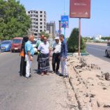 مدير عام خورمكسر يتفقد سير العمل في مشروع إعادة تأهيل جانب من بردورات الجزيرة الوسطية بشارع كورنيش ساحل أبين