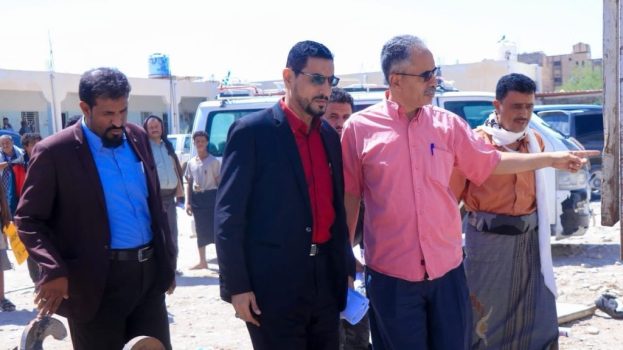 بتوجيهات المحافظ بن الوزير.. الوكيل لمروق يوجّه بتعزيز أداء صندوق النظافة والتحسين