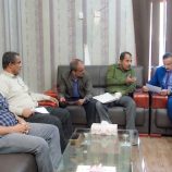 المحافظ بن الوزير يناقش مع قيادات المياه والموارد المائية مشروعات حيوية لتعزيز الأمن المائي وتنمية الريف بالمحافظة المحافظ بن الوزير يناقش مع قيادات المياه والموارد المائية مشروعات حيوية لتعزيز الأمن المائي وتنمية الريف بالمحافظة