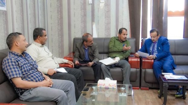 المحافظ بن الوزير يناقش مع قيادات المياه والموارد المائية مشروعات حيوية لتعزيز الأمن المائي وتنمية الريف بالمحافظة