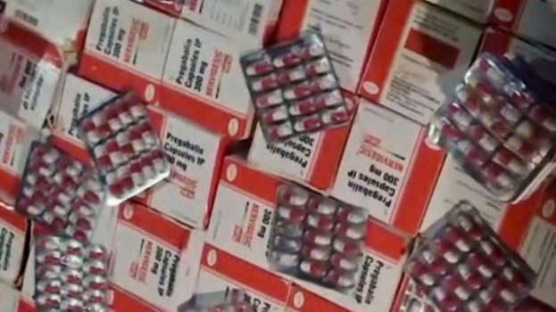 قوات الحملة الأمنية المشتركة تضبط سيارة تحمل كمية من الحبوب المخدرة في لحج