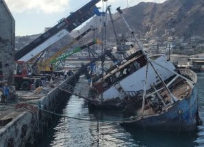 انتشال أكبر سفينة غارقة في حوض ميناء الإصطياد السمكي بعدن