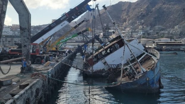 انتشال أكبر سفينة غارقة في حوض ميناء الإصطياد السمكي بعدن