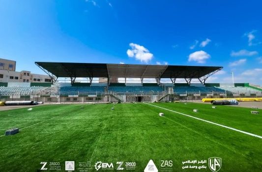 إدارة وحدة عدن تتابع ميدانياً أعمال تحديث عشب الملعب وفق أعلى المواصفات الدولية