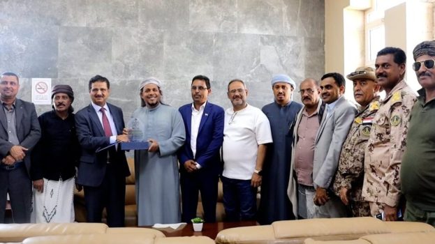 محافظ سقطرى يودع فريق التوجيه والرقابة الرئاسي بعد انتهاء جولتهم بالمحافظة