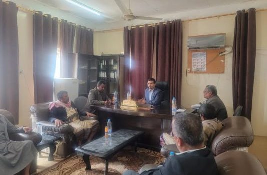 الوكيل النسي يتفقد سير العمل بمكتب الأشغال العامة والطرق بالمحافظة ويشيد بدعم المحافظ بن الوزير للمشاريع التنموية